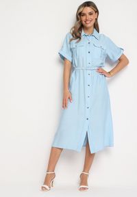 Born2be - Niebieska Wiskozowa Sukienka o Koszulowym Kroju z Paskiem Nelavyn. Okazja: do pracy, na co dzień. Kolor: niebieski. Materiał: wiskoza. Długość rękawa: krótki rękaw. Typ sukienki: koszulowe. Styl: elegancki, casual #4