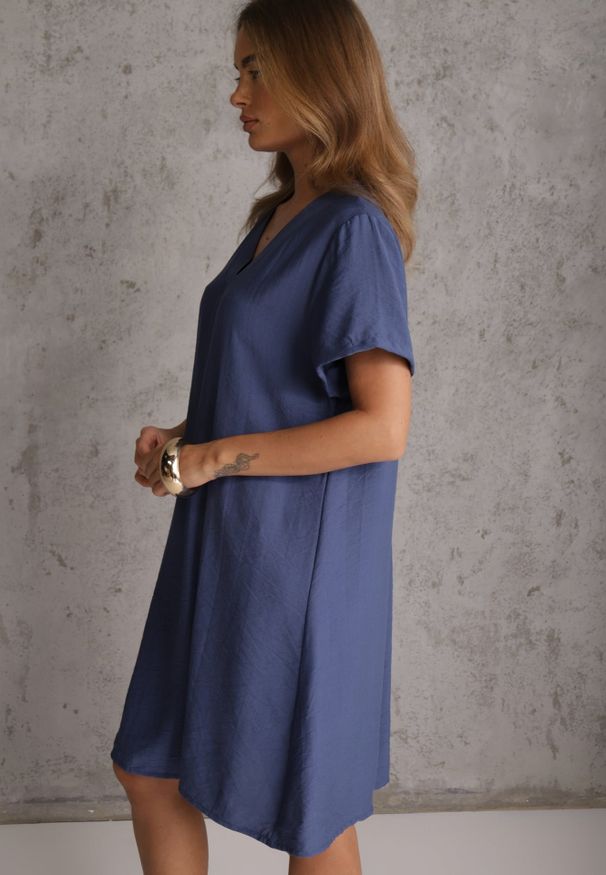 Renee - Niebieska Wiskozowa Sukienka Pudełkowa z Dekoltem w Serek Noludig. Typ kołnierza: dekolt w serek. Kolekcja: plus size. Kolor: niebieski. Materiał: wiskoza. Typ sukienki: dla puszystych