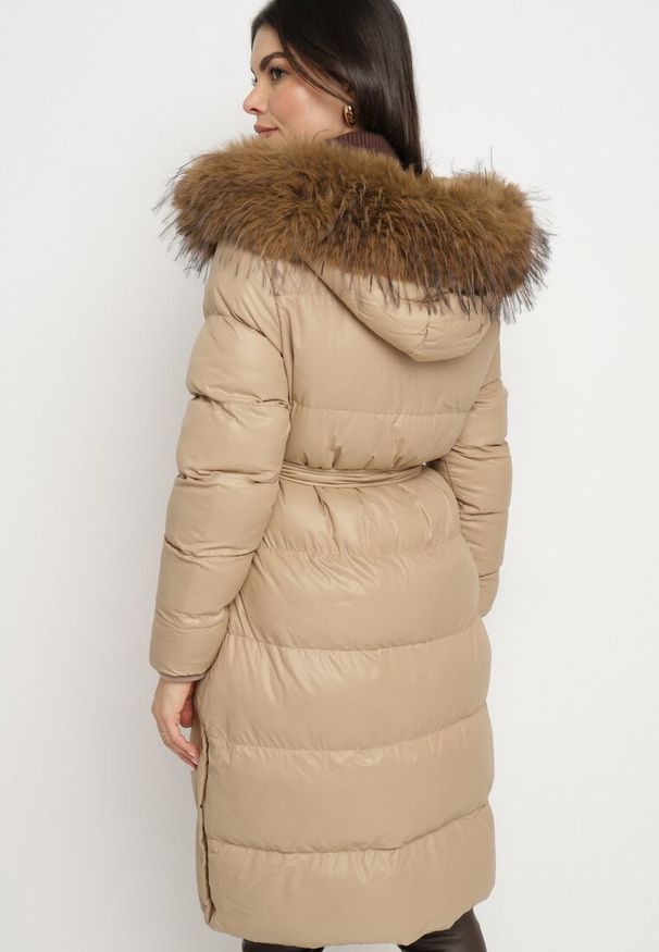 Born2be - Beżowa Długa Pikowana Kurtka z Kapturem Odpinanym Futerkiem i Paskiem w Talii Serenira. Okazja: na spacer. Typ kołnierza: kaptur. Kolor: beżowy. Materiał: futro. Długość: długie. Styl: elegancki