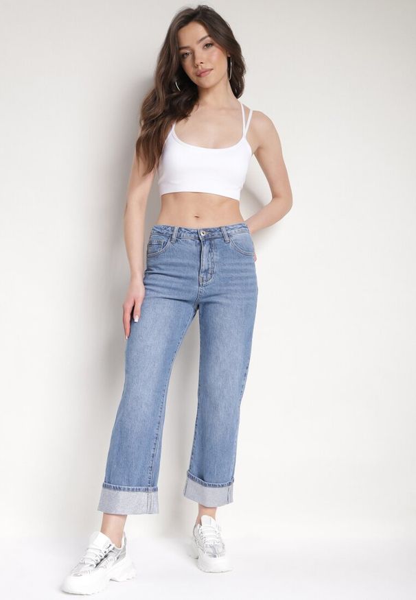 Born2be - Niebieskie Jeansy z Podwijanymi Nogawkami z Cyrkoniami Danrava. Okazja: na co dzień. Kolor: niebieski. Styl: glamour, casual