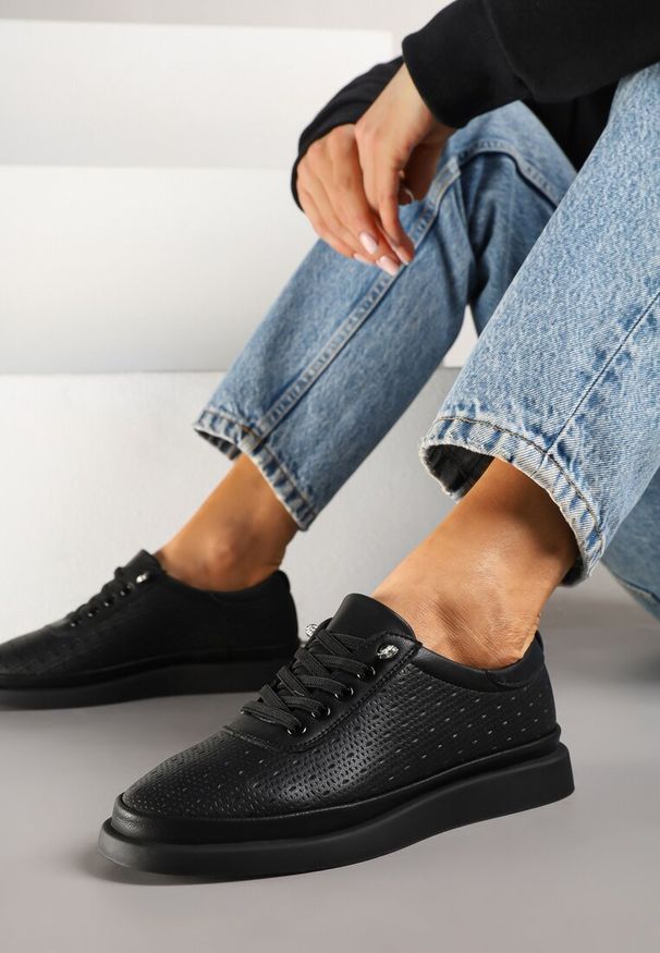 Born2be - Czarne Skórzane Sneakersy Ozdobione Aplikacją i Perforacją Taneorisa. Okazja: na co dzień. Kolor: czarny. Materiał: skóra. Wzór: aplikacja