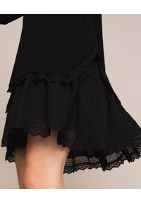 TwinSet - TWINSET - Czarna sukienka dzianinowa z koronką. Kolor: czarny. Materiał: dzianina, koronka. Długość rękawa: długi rękaw. Wzór: koronka. Sezon: wiosna #2