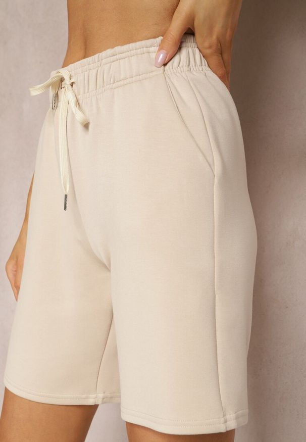 Renee - Jasnobeżowe Klasyczne Szorty do Kolan z Gumką w Pasie Fermatia. Kolor: beżowy. Długość: do kolan. Sezon: lato. Styl: klasyczny