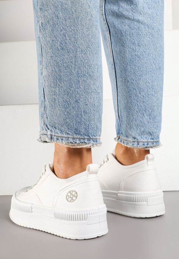 Renee - Białe Trampki na Platformie z Metaliczną Ozdobą Afleeria. Okazja: na co dzień, na spacer. Zapięcie: sznurówki. Kolor: biały. Materiał: jeans. Wzór: aplikacja. Sezon: wiosna. Obcas: na platformie. Styl: elegancki, casual