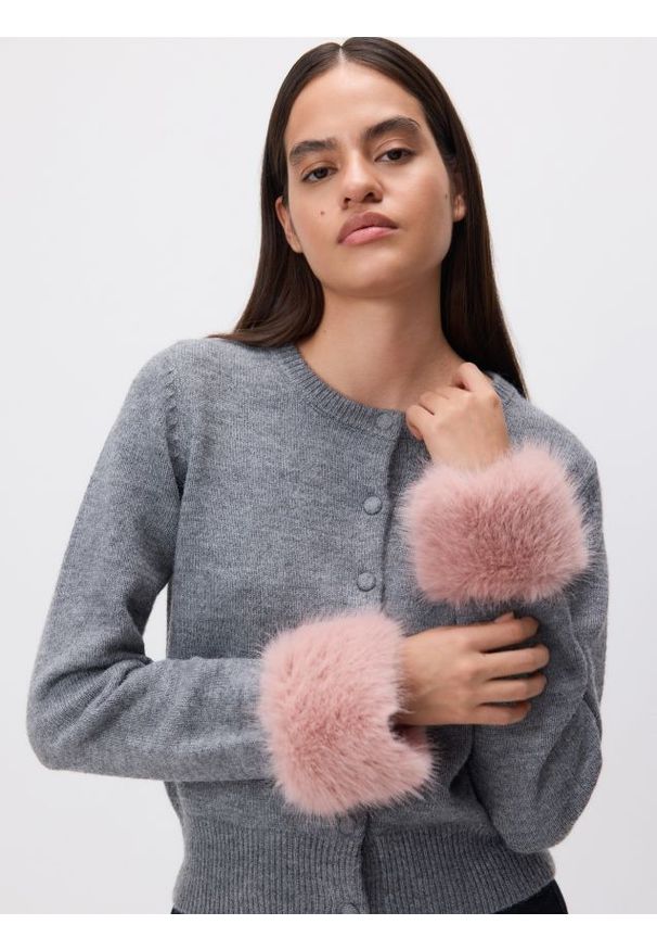 Reserved - Kardigan z futrzanymi mankietami - szary. Kolor: szary. Materiał: futro