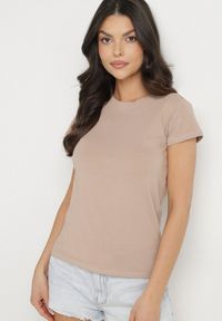 Born2be - Jasnobeżowy Bawełniany Klasyczny T-shirt Lunolia. Okazja: na co dzień. Kolor: beżowy. Materiał: bawełna. Wzór: gładki. Styl: klasyczny