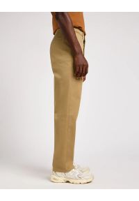 Lee - LEE MĘSKIE SPODNIE MATERIAŁOWE LEE RELAXED CHINO CLAY 112342933. Materiał: materiał #2
