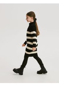 Reserved - Dzianinowa sukienka w paski - wielobarwny. Materiał: dzianina. Wzór: paski