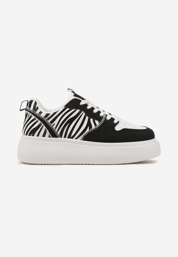 Born2be - Czarno-Białe Sneakersy na Platformie z Ozdobnymi Przeszyciami Perforacją i Printem w Zeberkę Senaleira. Okazja: na co dzień. Zapięcie: sznurówki. Kolor: czarny. Materiał: jeans. Wzór: nadruk. Obcas: na platformie