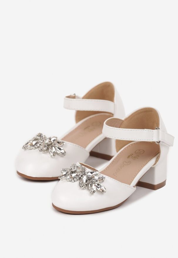 Born2be - Białe Eleganckie Sandały na Obcasie Cyrkoniami Sanivra. Okazja: na uczelnię. Zapięcie: sprzączka. Kolor: biały. Styl: elegancki