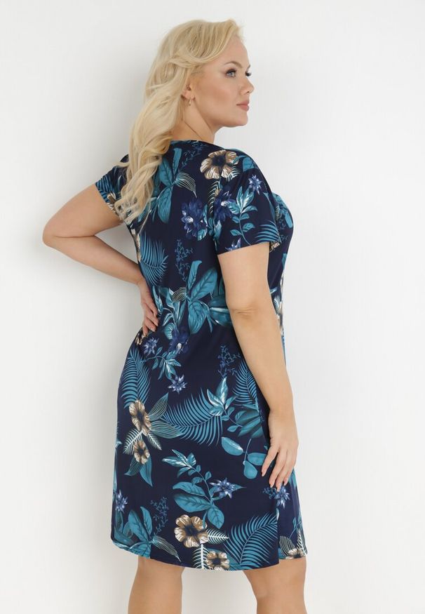 Born2be - Granatowa Sukienka Panarpia. Okazja: na co dzień. Kolekcja: plus size. Kolor: niebieski. Wzór: aplikacja. Typ sukienki: proste, trapezowe, dla puszystych. Długość rękawa: krótki rękaw. Sezon: lato. Styl: casual. Długość: mini