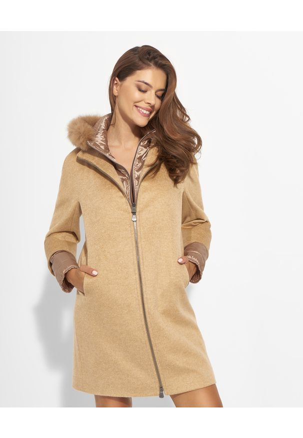 CINZIA ROCCA - Kamelowy płaszcz z futrem. Kolor: brązowy. Materiał: futro. Długość: długie