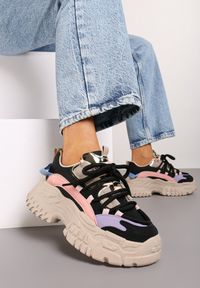 Renee - Czarne Sneakersy na Tłoczonej Platformie Wykończone Podwójnym Sznurowaniem Elirica. Okazja: na co dzień. Zapięcie: sznurówki. Kolor: czarny. Materiał: jeans, satyna. Obcas: na platformie #1