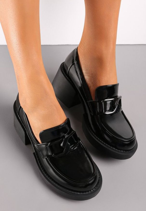 Renee - Czarne Lakierowane Półbuty w Stylu Mokasynów na Obcasie ze Skórzaną Wkładką Sahali. Okazja: do pracy. Kolor: czarny. Materiał: lakier, skóra. Sezon: wiosna. Obcas: na obcasie. Styl: klasyczny, elegancki. Wysokość obcasa: średni