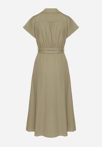 Born2be - Zielona Bawełniana Sukienka Koszulowa na Krótki Rękaw z Dodatkowym Paskiem Callira. Okazja: na spacer, na co dzień. Kolor: zielony. Materiał: bawełna. Długość rękawa: krótki rękaw. Typ sukienki: koszulowe. Styl: casual, elegancki #3