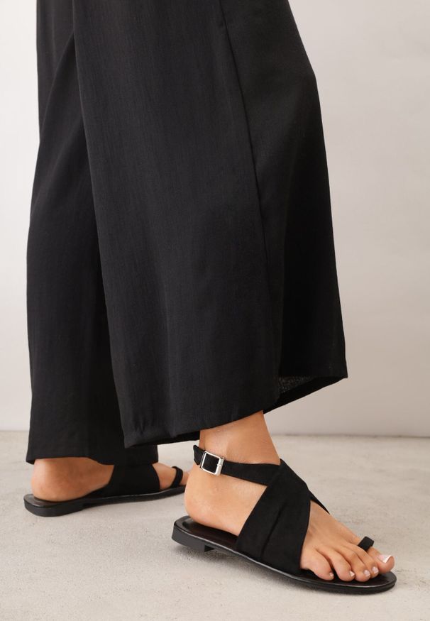 Born2be - Czarne Płaskie Sandały VICES z Imitacji Zamszu z Paskiem na Duży Palec Zepae. Okazja: do pracy, na co dzień. Zapięcie: pasek. Kolor: czarny. Materiał: zamsz. Sezon: lato. Styl: elegancki, klasyczny, casual