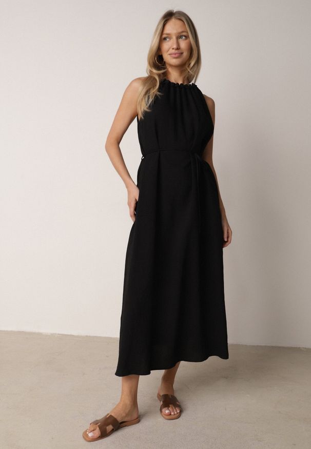 Born2be - Czarna Wiskozowa Sukienka Bez Rękawów z Warkoczowym Splotem przy Dekolcie Shirineli. Okazja: na co dzień. Kolekcja: plus size. Kolor: czarny. Materiał: wiskoza. Długość rękawa: bez rękawów. Wzór: ze splotem. Typ sukienki: dla puszystych, proste. Styl: boho, casual, klasyczny, elegancki