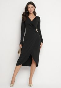 Born2be - Czarna Sukienka Taliowana z Kopertowymi Dekoltem i Metaliczną Aplikacją Ninolira. Kolor: czarny. Długość rękawa: długi rękaw. Wzór: aplikacja. Typ sukienki: kopertowe #6
