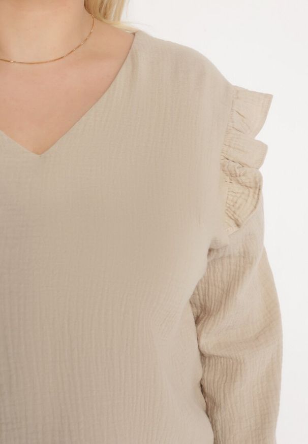 Born2be - Beżowa Bluzka z Bawełny z Długim Rękawem i Falbanką Pixela. Kolor: beżowy. Materiał: bawełna. Długość rękawa: długi rękaw. Długość: długie. Wzór: aplikacja. Styl: elegancki