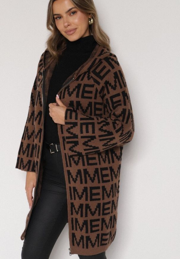 Born2be - Brązowo-Czarny Rozpinany Kardigan z Kapturem z Motywem Liter Belletusa. Okazja: na co dzień. Typ kołnierza: kaptur. Kolor: brązowy. Materiał: jeans. Styl: casual