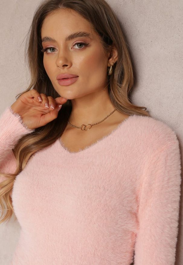 Renee - Jasnoróżowy Sweter Wełniany Aegiopis. Okazja: na co dzień. Typ kołnierza: dekolt w kształcie V. Kolekcja: plus size. Kolor: różowy. Materiał: wełna. Styl: elegancki, wizytowy, klasyczny, casual