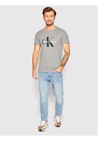 Calvin Klein Jeans T-Shirt J30J320935 Szary Slim Fit. Kolor: szary. Materiał: bawełna