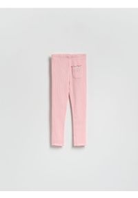 Reserved - Prążkowane legginsy z naszywką - pastelowy róż. Kolor: różowy. Materiał: prążkowany. Wzór: aplikacja #1