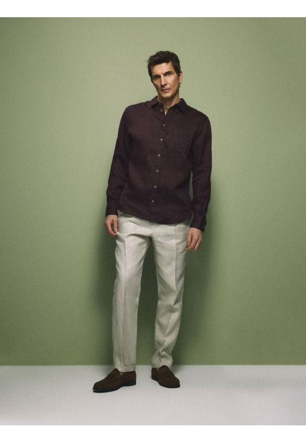 Reserved - Lniana koszula regular fit - brązowy. Kolor: brązowy. Materiał: len