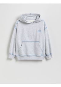 Reserved - Bluza oversize z haftem - jasnoszary. Kolor: szary. Materiał: dzianina, bawełna. Wzór: haft #1