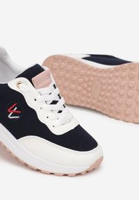 Renee - Granatowe Sneakersy z Haftowaną Naszywką i Metaliczną Wstawką Elnara. Okazja: na co dzień. Kolor: niebieski. Materiał: jeans. Wzór: haft, aplikacja