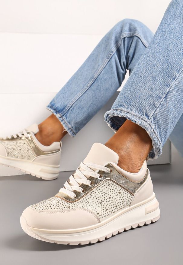 Born2be - Beżowe Sneakersy na Grubej Podeszwie z Cyrkoniami i Sznurowaniem Aptive. Okazja: na co dzień. Nosek buta: okrągły. Zapięcie: sznurówki. Kolor: beżowy