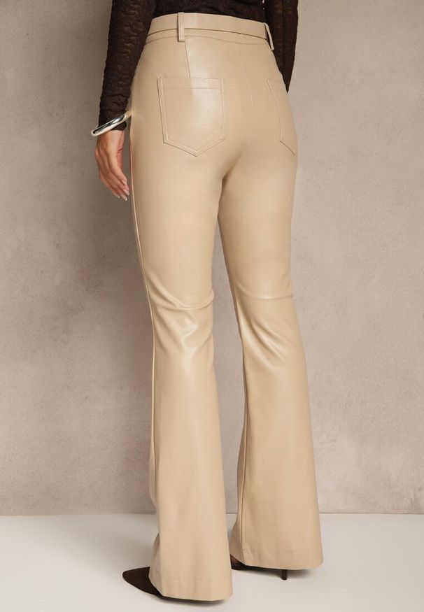 Renee - Beżowe Spodnie Flare z Imitacji Skóry Vebria. Okazja: na co dzień. Kolor: beżowy. Materiał: skóra. Styl: casual, elegancki
