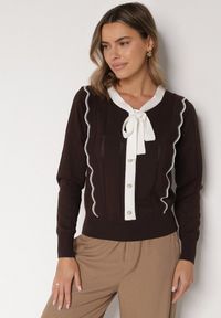 Born2be - Brązowy Sweter z Wiskozą Ozdobiony Kokardą Eleganckimi Guzikami i Kontrastowymi Detalami Miariel. Okazja: na co dzień. Typ kołnierza: kokarda. Kolor: brązowy. Materiał: wiskoza. Długość rękawa: długi rękaw. Długość: długie. Wzór: aplikacja. Styl: elegancki #1