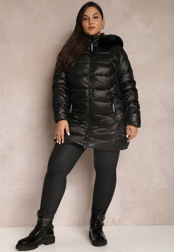 Renee - Czarna Kurtka Pikowana z Kapturem Sago. Okazja: na co dzień. Typ kołnierza: kaptur. Kolekcja: plus size. Kolor: czarny. Materiał: jeans, tkanina, futro. Sezon: jesień, zima. Styl: elegancki, casual