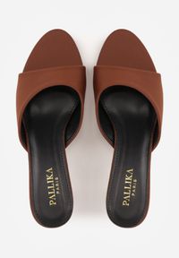 Born2be - Jasnobrązowe Klasyczne Klapki na Obcasie Typu Klepsydra z Odkrytym Noskiem Briziana. Okazja: na spotkanie biznesowe, na co dzień. Kolor: brązowy. Sezon: lato. Obcas: na obcasie. Styl: klasyczny. Wysokość obcasa: średni #5