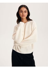 Reserved - Gładki sweter - kremowy. Kolor: kremowy. Materiał: dzianina. Wzór: gładki