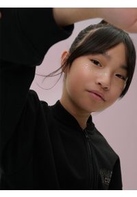 4f - 4F Bluza dresowa loose bez kaptura dziewczęca - czarna 122/128 (6-8 lat). Okazja: na co dzień. Typ kołnierza: bez kaptura. Kolor: czarny. Materiał: dresówka. Wzór: aplikacja. Sezon: lato. Styl: casual #1