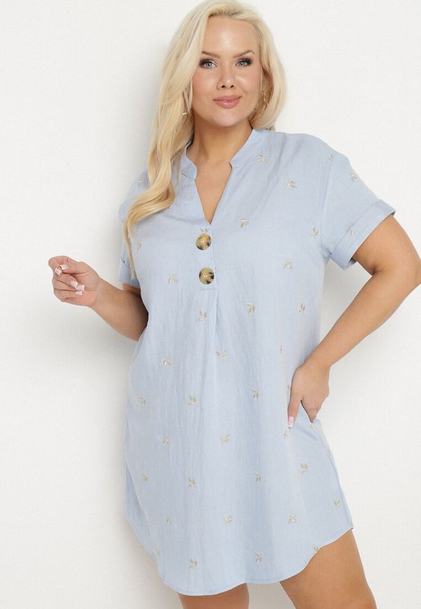 Born2be - Jasnoniebieska Bawełniana Tunika z Ozdobnymi Guzikami i Naszywkami Sovozi. Okazja: do pracy. Typ kołnierza: dekolt w kształcie V. Kolor: niebieski. Materiał: bawełna. Wzór: aplikacja. Styl: klasyczny