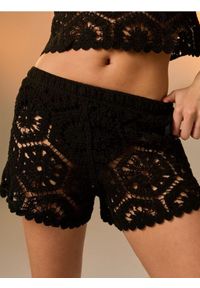 Sinsay - Ażurowe szorty - czarny. Kolor: czarny. Wzór: ażurowy #1