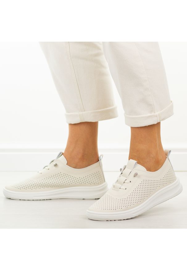 POTOCKI - Beżowe ażurowe półbuty damskie Potocki 16366. Okazja: na co dzień. Nosek buta: okrągły. Kolor: beżowy. Materiał: skóra. Szerokość cholewki: normalna. Wzór: ażurowy. Sezon: wiosna, lato. Styl: casual, sportowy