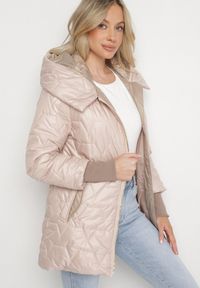 Born2be - Jasnobeżowa Pikowana Kurtka z Kapturem i Rękawami ze Ściągaczami Melorisea. Okazja: na spacer. Typ kołnierza: kaptur. Kolor: beżowy. Materiał: jeans. Styl: elegancki