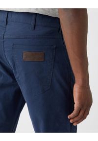 Wrangler - MĘSKIE SPODNIE JEANSOWE WRANGLER GREENSBORO NAVY W15QKA114