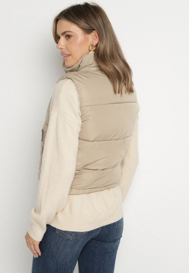 Born2be - Ciemnobeżowa Pikowana Kamizelka z Ozdobną Podszewką Olianela. Okazja: na spacer, na co dzień. Kolor: beżowy. Materiał: jeans. Wzór: aplikacja. Styl: casual, elegancki