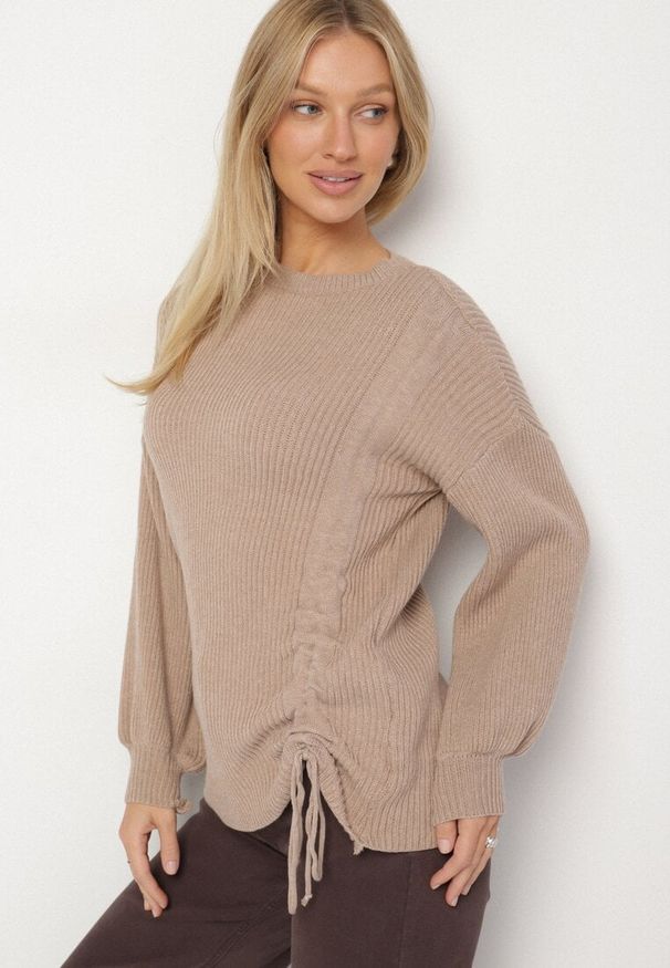 Born2be - Beżowy Sweter z Wiskozą Zdobiony Ściągaczem z Boku Titaneva. Kolor: beżowy. Materiał: wiskoza. Długość rękawa: długi rękaw. Długość: długie. Wzór: aplikacja. Styl: elegancki