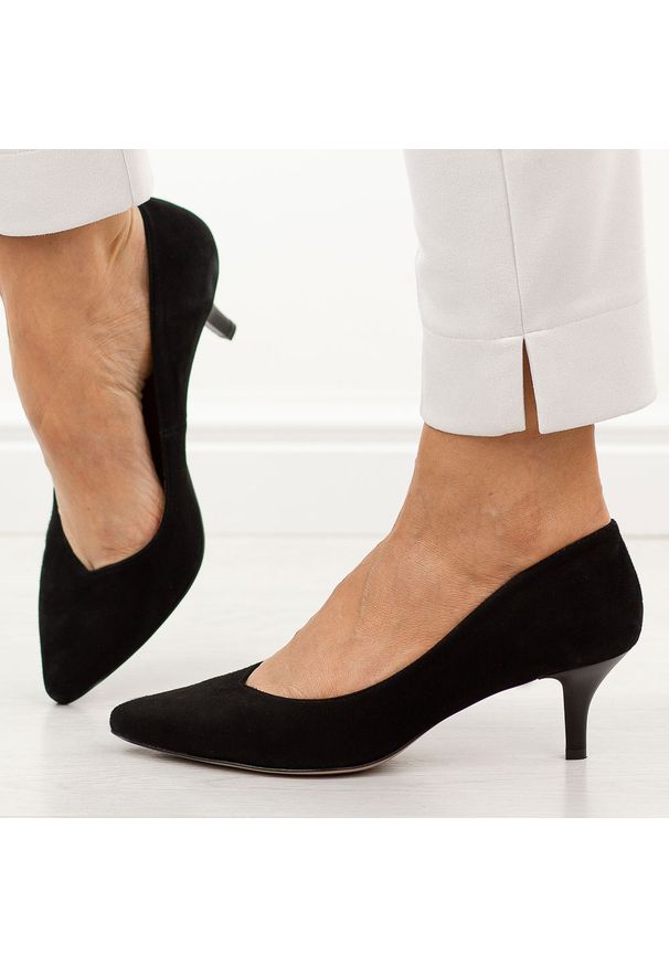Czarne zamszowe skórzane Polskie niskie szpilki damskie Prestige 2105/szpX. Okazja: na ślub cywilny, na wesele, na imprezę. Kolor: czarny. Materiał: zamsz, skóra. Styl: elegancki, klasyczny
