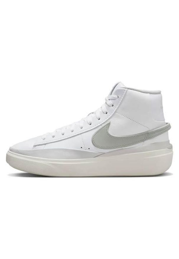 Buty do chodzenia męskie Nike Blazer Phantom Mid. Kolor: biały. Materiał: syntetyk, materiał. Szerokość cholewki: normalna. Sport: turystyka piesza