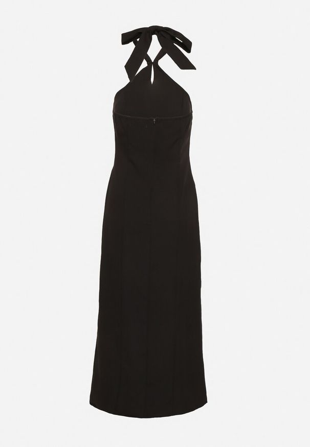 Born2be - Czarna Sukienka z Wiskozą z Odkrytymi Plecami i Wiązaniem Zdobiona Broszką Nalorise. Kolor: czarny. Materiał: wiskoza. Wzór: aplikacja. Styl: elegancki, klasyczny