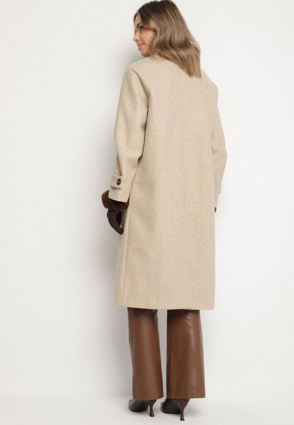 Born2be - Beżowy Dwurzędowy Płaszcz Oversize z Wełny i Wiskozy w Eleganckim Stylu Tiliavia. Okazja: na co dzień. Typ kołnierza: golf. Kolor: beżowy. Materiał: wiskoza, wełna. Wzór: aplikacja. Styl: elegancki
