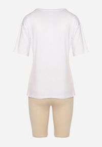 Born2be - Beżowy Komplet T-shirt z Ozdobnym Nadrukiem Szorty Typu Kolarki Wanesia. Kolor: beżowy. Materiał: dzianina. Wzór: nadruk #2