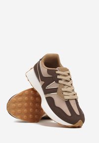 Born2be - Brązowe Sneakersy na Płaskiej Podeszwie z Geometryczną Wstawką Helidi. Nosek buta: okrągły. Zapięcie: sznurówki. Kolor: brązowy. Wzór: geometria. Obcas: na płaskiej podeszwie. Wysokość obcasa: niski #6